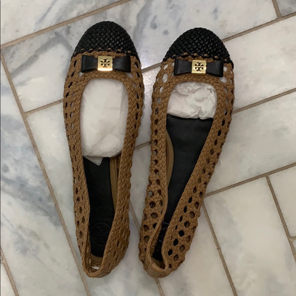 Tory Burch Brown woven flats with black toe and bow - Picture 2 of 4